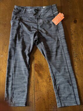 Tek Gear Womens size Large Mid Rise Black & White Striped Capri Leggings NEW